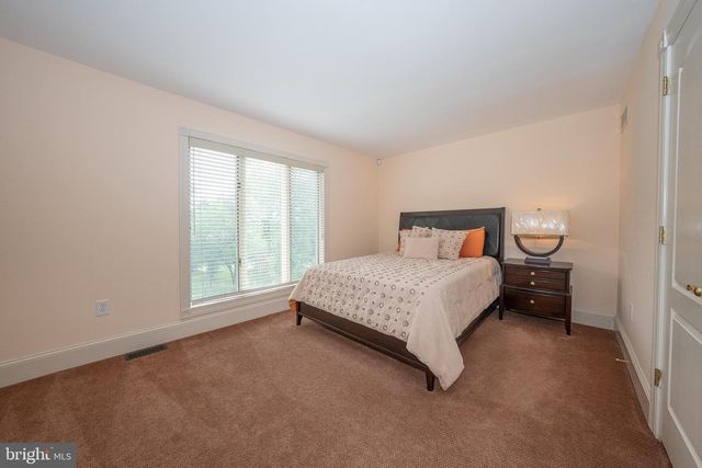1041 HERKNESS DR, Meadowbrook, PA 19046