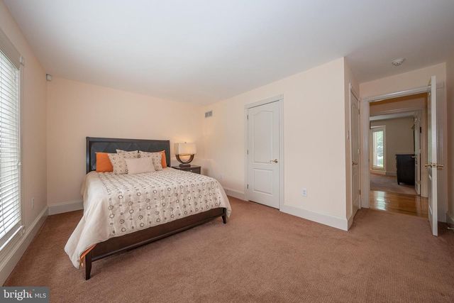 1041 HERKNESS DR, Meadowbrook, PA 19046
