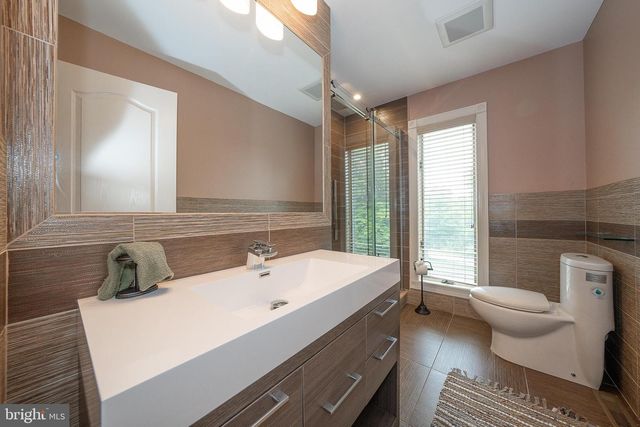 1041 HERKNESS DR, Meadowbrook, PA 19046