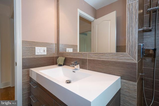1041 HERKNESS DR, Meadowbrook, PA 19046