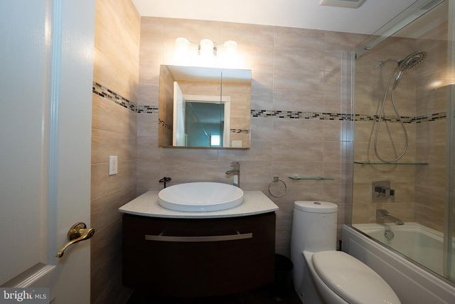 1041 HERKNESS DR, Meadowbrook, PA 19046