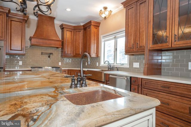 1041 HERKNESS DR, Meadowbrook, PA 19046