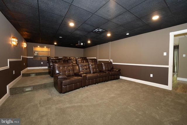 1041 HERKNESS DR, Meadowbrook, PA 19046