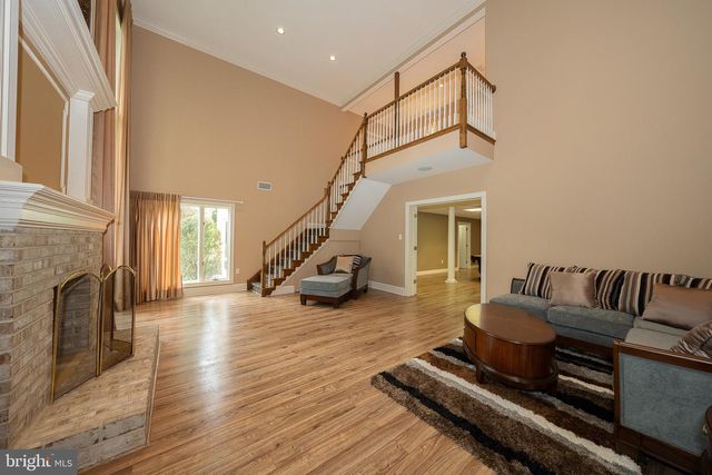 1041 HERKNESS DR, Meadowbrook, PA 19046