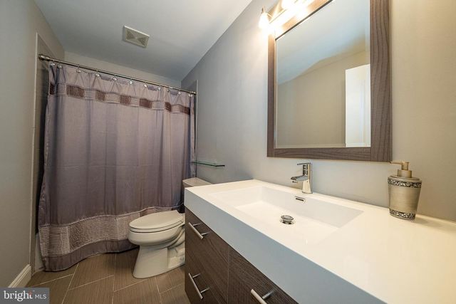 1041 HERKNESS DR, Meadowbrook, PA 19046