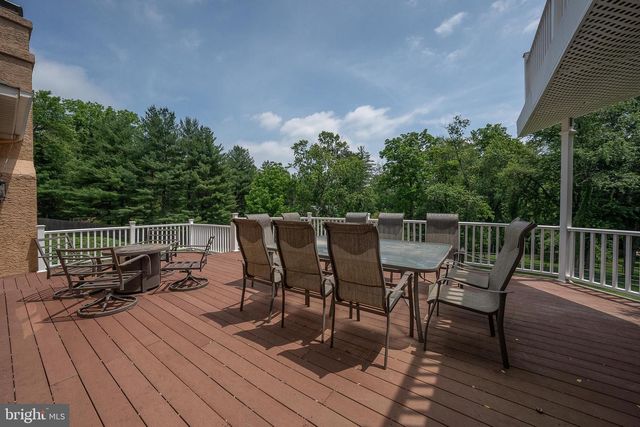 1041 HERKNESS DR, Meadowbrook, PA 19046