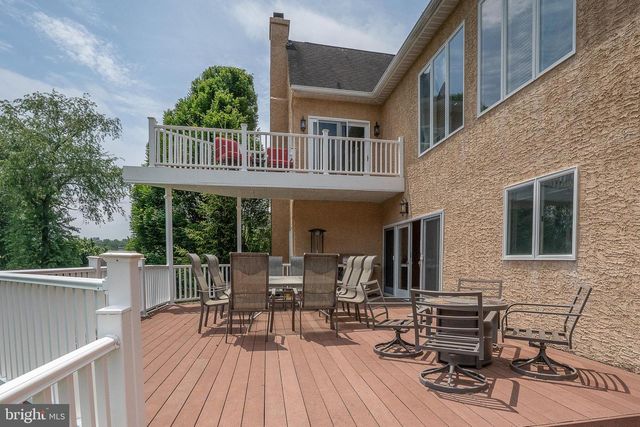 1041 HERKNESS DR, Meadowbrook, PA 19046