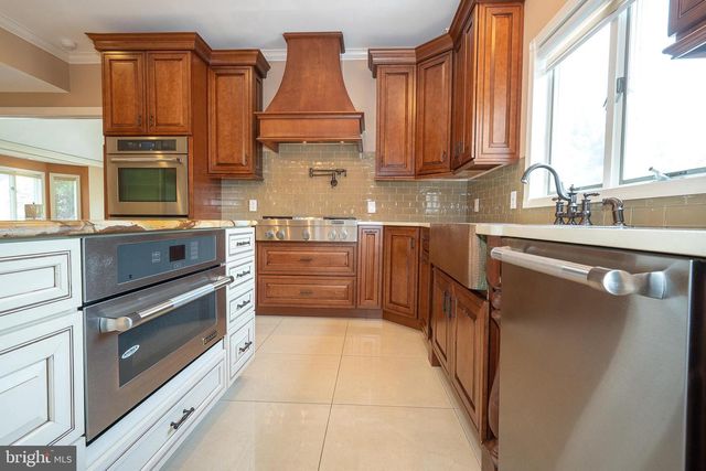 1041 HERKNESS DR, Meadowbrook, PA 19046