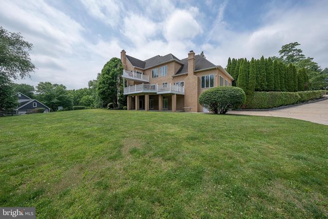 1041 HERKNESS DR, Meadowbrook, PA 19046