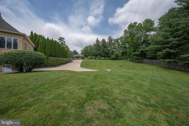 1041 HERKNESS DR, Meadowbrook, PA 19046
