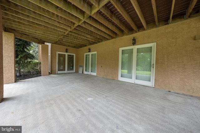 1041 HERKNESS DR, Meadowbrook, PA 19046