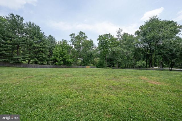 1041 HERKNESS DR, Meadowbrook, PA 19046