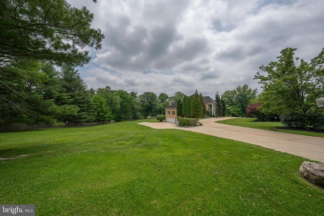 1041 HERKNESS DR, Meadowbrook, PA 19046