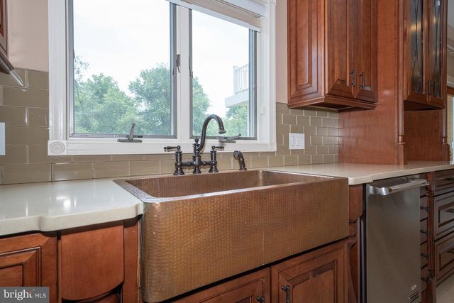 1041 HERKNESS DR, Meadowbrook, PA 19046