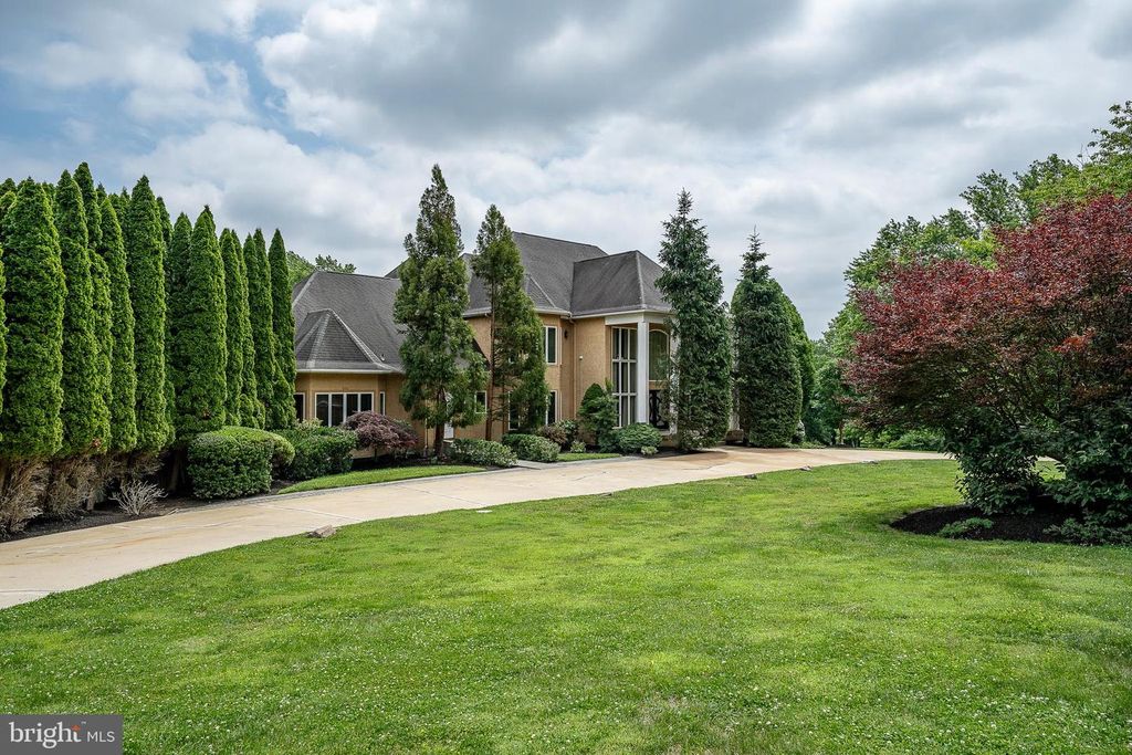 1041 HERKNESS DR, Meadowbrook, PA 19046