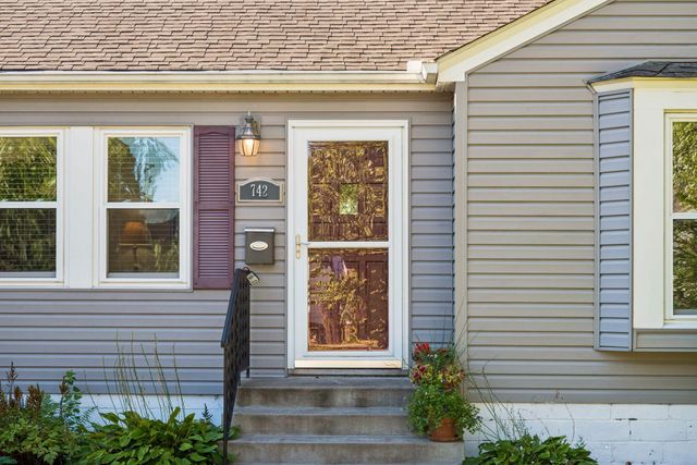 742 Idaho Avenue W, Saint Paul, MN 55117