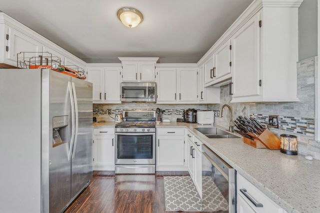 5004 Glenbrook Trail W, Mchenry, IL 60050
