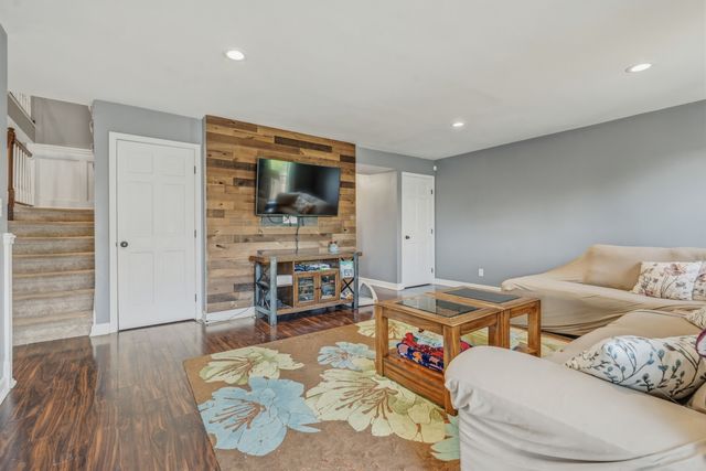 5004 Glenbrook Trail W, Mchenry, IL 60050
