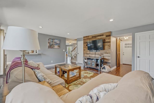5004 Glenbrook Trail W, Mchenry, IL 60050