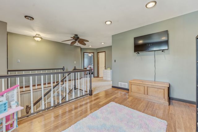 5004 Glenbrook Trail W, Mchenry, IL 60050