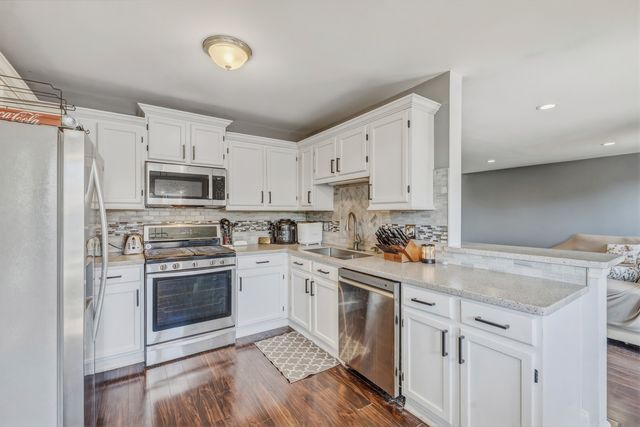 5004 Glenbrook Trail W, Mchenry, IL 60050