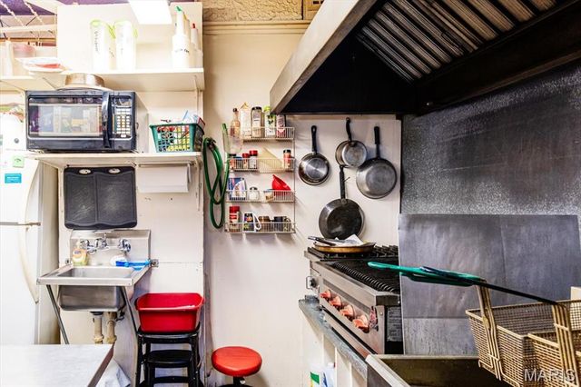 6023 Virginia Avenue, St Louis, MO 63111