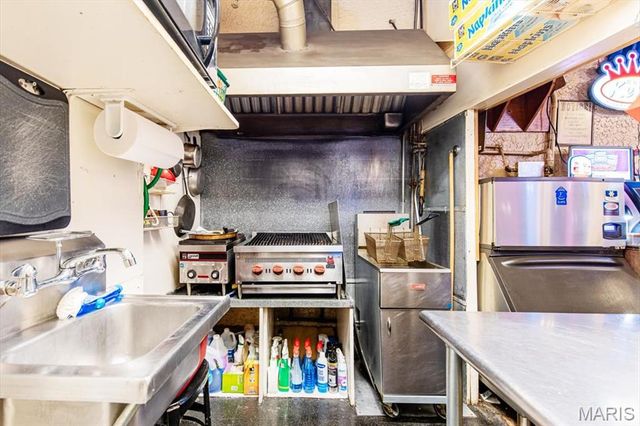 6023 Virginia Avenue, St Louis, MO 63111