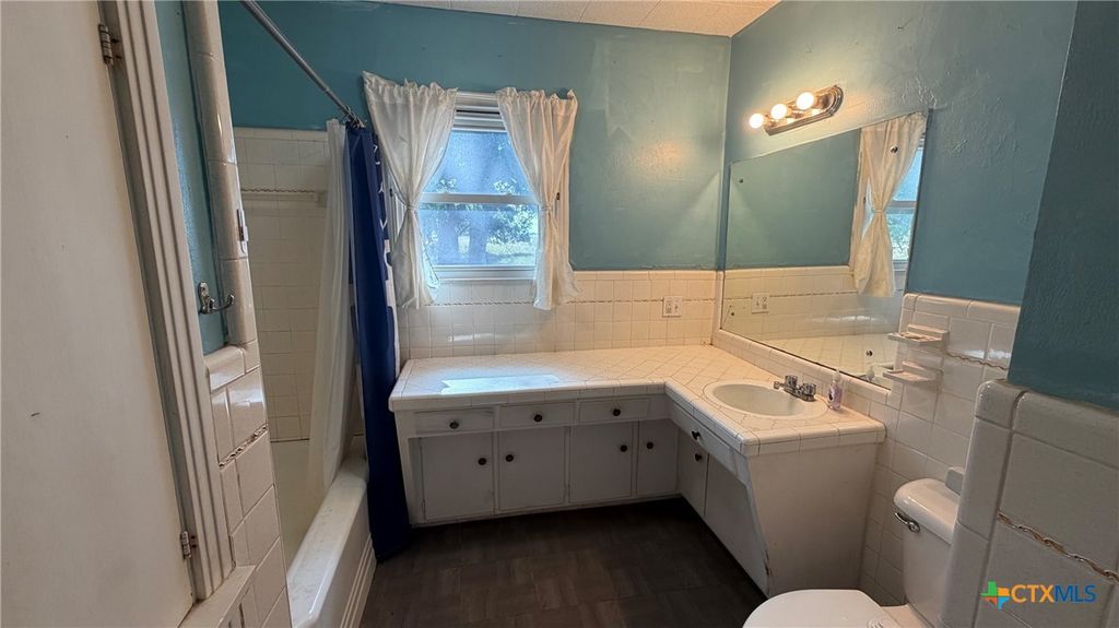 Image 14 of property listing at 421 FM 1600, Cameron, TX 76520