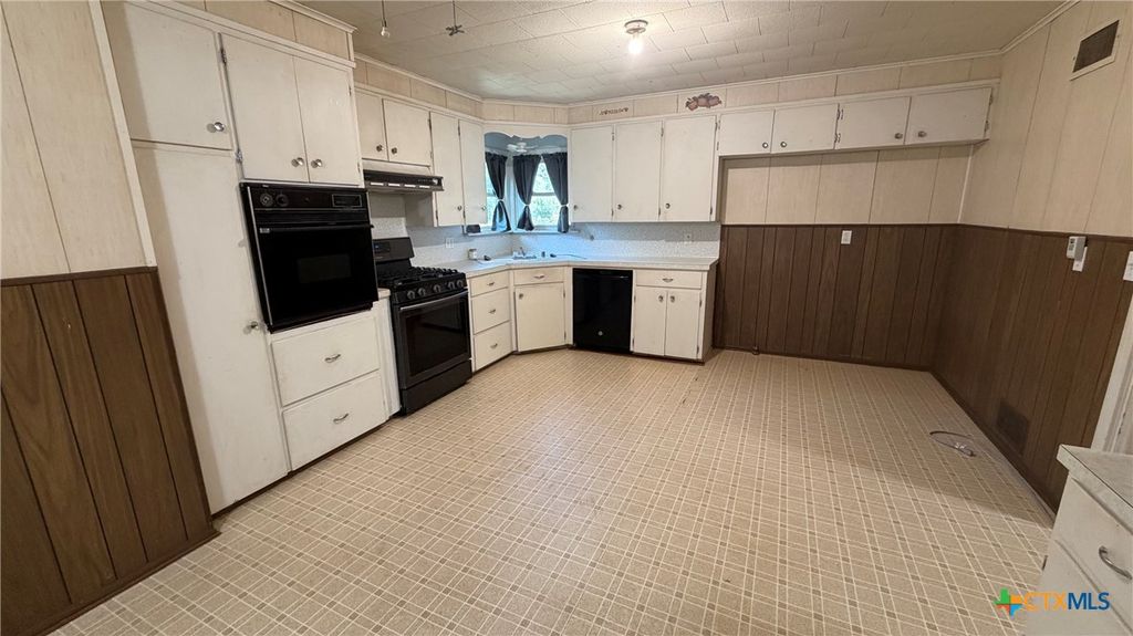 Image 4 of property listing at 421 FM 1600, Cameron, TX 76520