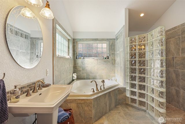 201 E Smith Cove Way, Shelton, WA 98584