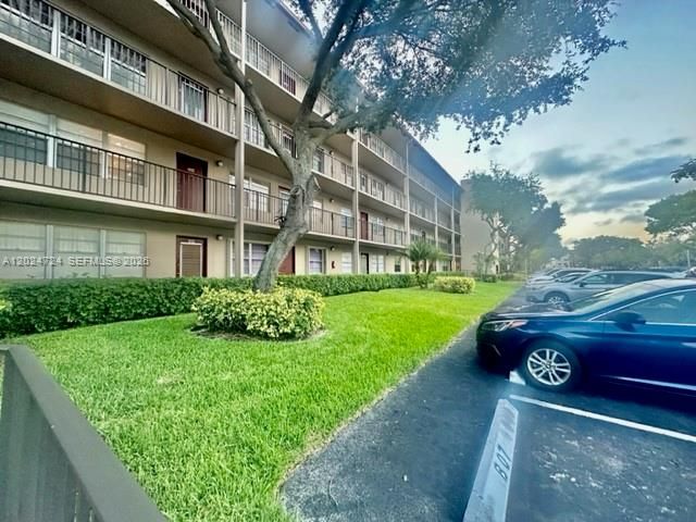 850 SW 133rd Ter 106B, Pembroke Pines, FL 33027
