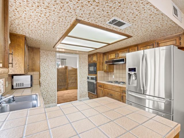 8020 N Angus Street, Fresno, CA 93720