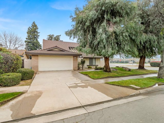 8020 N Angus Street, Fresno, CA 93720