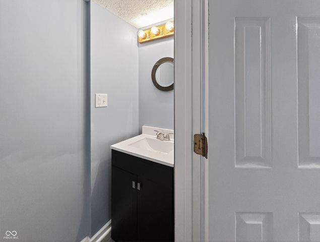 6743 Lexington Circle, Zionsville, IN 46077