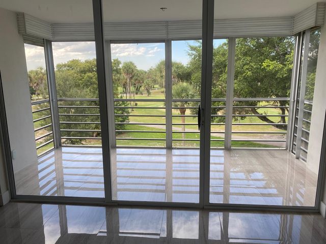 3960 Oaks Clubhouse Drive 401, Pompano Beach, FL 33069