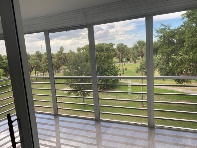 3960 Oaks Clubhouse Drive 401, Pompano Beach, FL 33069