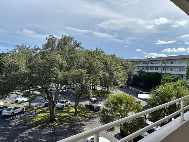 3960 Oaks Clubhouse Drive 401, Pompano Beach, FL 33069