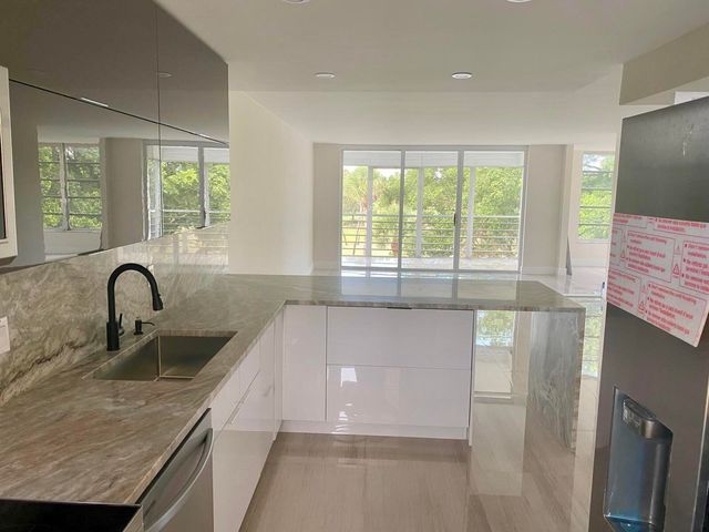 3960 Oaks Clubhouse Drive 401, Pompano Beach, FL 33069