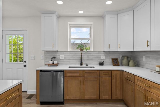 3 Nob Hill Lane, St Louis, MO 63130