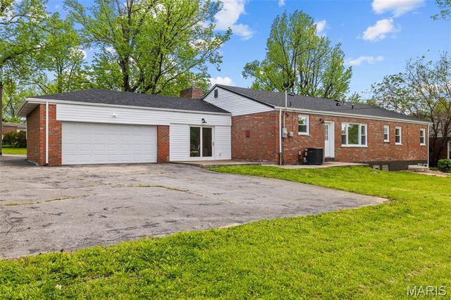 3 Nob Hill Lane, St Louis, MO 63130