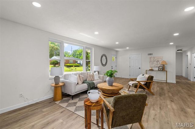 3 Nob Hill Lane, St Louis, MO 63130