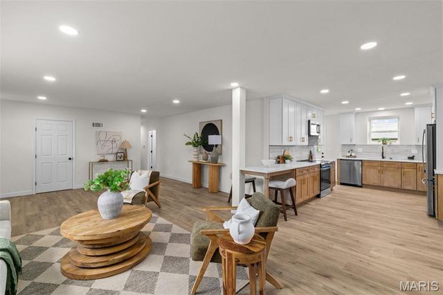 3 Nob Hill Lane, St Louis, MO 63130