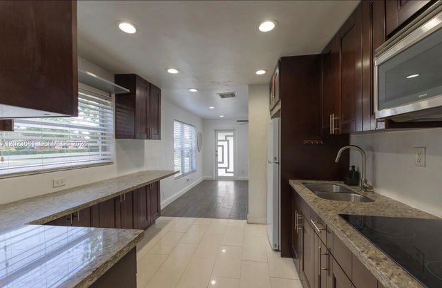 5771 SW 38th Ct, Davie, FL 33314