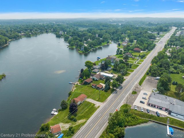 9876 Dixie Highway, Springfield Twp, MI 48348