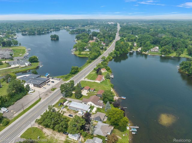 9876 Dixie Highway, Springfield Twp, MI 48348