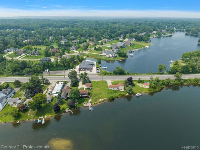 9876 Dixie Highway, Springfield Twp, MI 48348