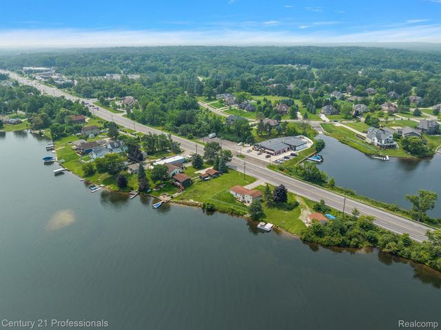 9876 Dixie Highway, Springfield Twp, MI 48348