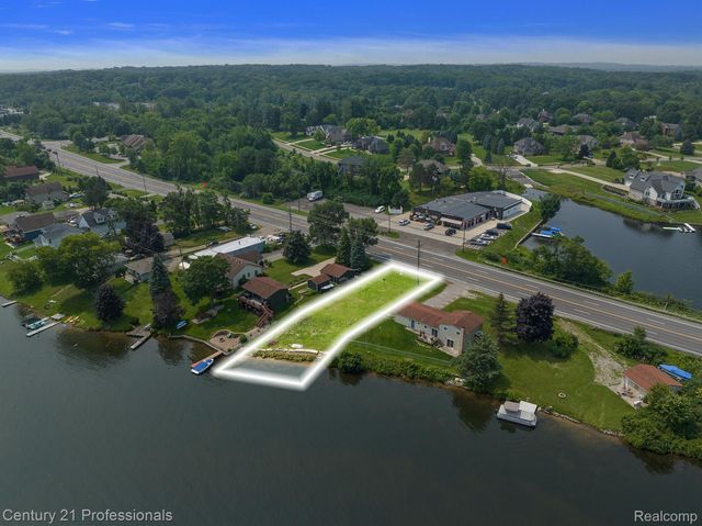 9876 Dixie Highway, Springfield Twp, MI 48348