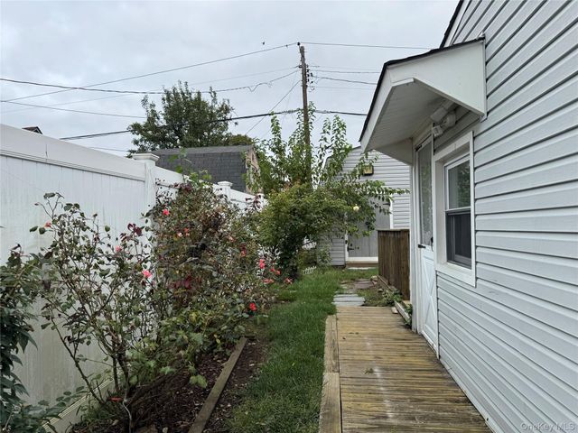 5 Meander Lane, Levittown, NY 11756