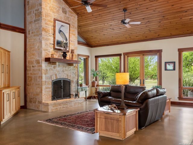 1163 Big Bend Ln, Fredericksburg, TX 78624